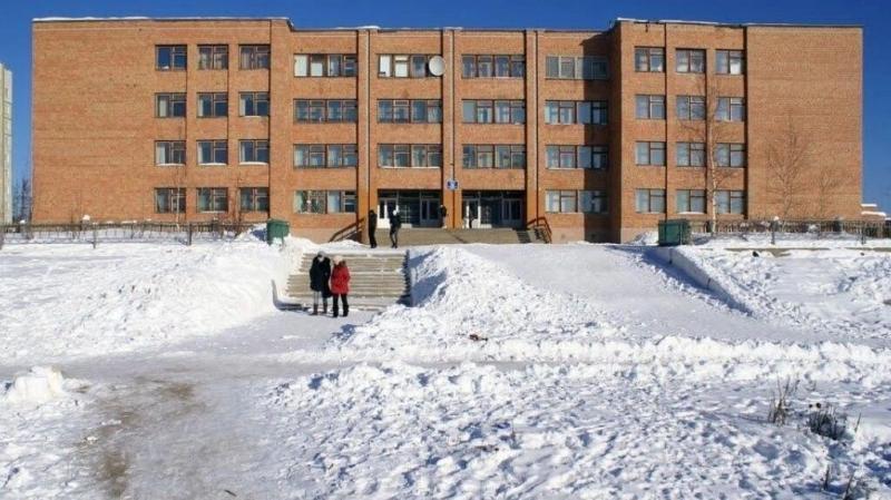 В кодинской школе 4 где случилось ЧП с нападением на педагога разгорается конфликт между родителями школьным коллективом и чиновниками По данным СМИ директора учебного заведения Юлию Шикину уволили но учителя и семьи учеников категорически с этим не согласны Сотрудники школы встали на защиту руководителя Около 20 педагогов уже написали заявления об уходе в знак протеста Найти замену уволившимся в Кежемском округе будет крайне сложно из за острого кадрового голода Родители школьников обратились напрямую к губернатору Михаилу Котюкову и министру образования Татьяне Гридасовой В своем письме они просят не увольнять директора а ограничиться дисциплинарным взысканием и требуют оградить учителей от давления Подробнее на Бабре красноярск kras 24