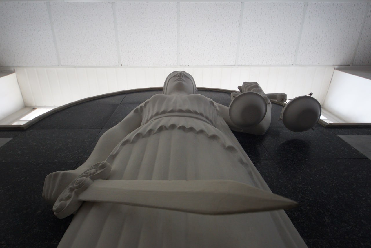 Жилье на нужды военных челябинский суд изъял 63 квартиры у экс владельцев Макфы Центральный районный суд Челябинска постановил передать в государственную собственность 63 квартиры принадлежавшие бывшим владельцам компании Макфа Недвижимость расположена в Москве Санкт Петербурге Челябинске и других городах России Суд удовлетворил заявление Генпрокуратуры об изменении способа исполнения решения сообщили в пресс службе суда Вместо денежного взыскания жилые помещения перейдут в доход государства Общая сумма всей недвижимости составляет почти 18 9 млрд рублей Изъятые квартиры планируется передать для обеспечения военнослужащих по обращению министерства обороны РФ Суд отметил что такая мера направлена на восстановление социальной справедливости в рамках борьбы с коррупцией   Подписаться на chelkp