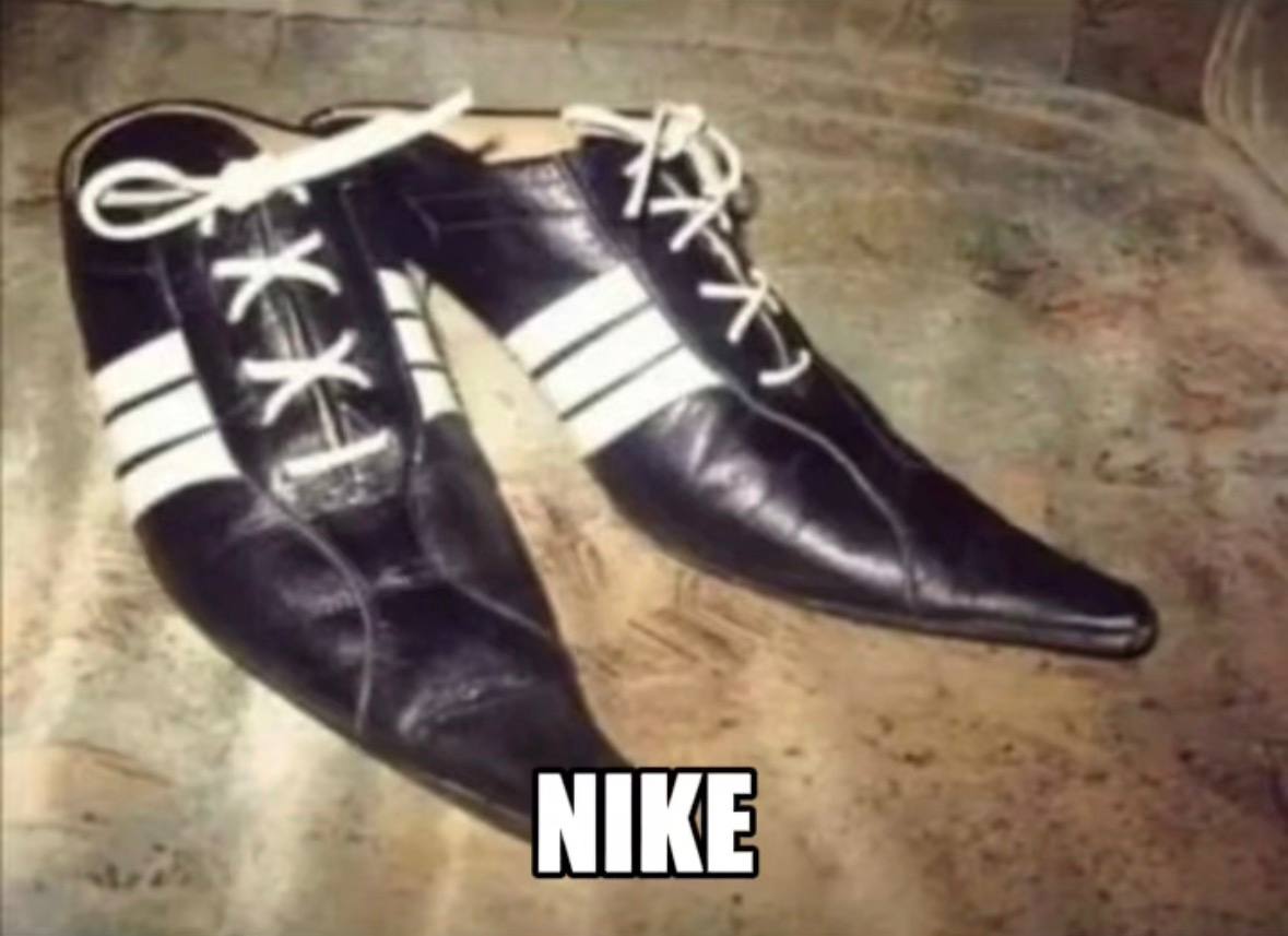 Все кроссовки Nike и Adidas в России оказались палью в проверенных экспертами ТЦ Москвы Питера Калининграда Севастополя и Челябинска Среди 1300 пар не нашлось ни одного оригинала По данным Mash с сентября по декабрь независимые оценщики из Бюро судебной экспертизы и оценки обошли магазины которые заявляют что торгуют оригиналом Чаще всего попадалось кривая колодка косяки в конструкции разное расстояние между люверсами плохие швы левая маркировка дешёвые материалы и резкий химический запах Спецы говорят жалоб на поддельные кроссы за год стало в разы больше контрафакт заполнил даже площадки в ТЦ Тесты прошли из за обращений покупателей которые судятся с продавцами Проверяли по техрегламентам Таможенного союза и ГОСТам сравнивали щупали и нюхали оригиналом не пахло   Подписывайся на Mash breakingmash