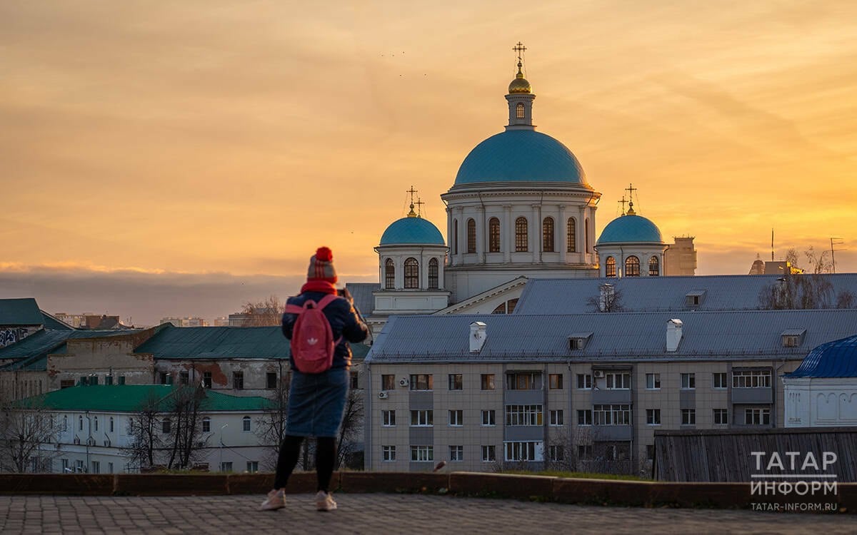 С 1 января 2025 года в Казани начнут взимать туристический налог в размере 1% от стоимости проживания в отелях  Налоги будут платить организации и физлица, в том числе индивидуальные предприниматели — владельцы отелей, гостиниц, хостелов, санаториев, пансионатов, баз отдыха, кемпингов и мотелей и других объектов, внесенных в реестр «средств размещения».  Минимальный размер туристического налога будет составлять 100 рублей в сутки. Налог относится к категории косвенных, то есть гостиницы будут выступать в качестве налоговых агентов. Самим туристам декларировать уплату налога не нужно.  Ставки налога устанавливаются аналогично налоговому кодексу с ежегодным повышением на один процентный пункт. Так, если в 2025-м размер налога составит 1%, то в 2029 году — 5%.  Проект решения после прохождения антикоррупционной экспертизы официально сегодня принят на заседании Казгордумы.     Подробнее о том, кого затронет нововведение, кого освободят от уплаты и куда пойдут деньги — в материале «Татар-информа»:  100 рублей в сутки: Казань ввела туристический налог, в очереди – Елабуга и Болгар