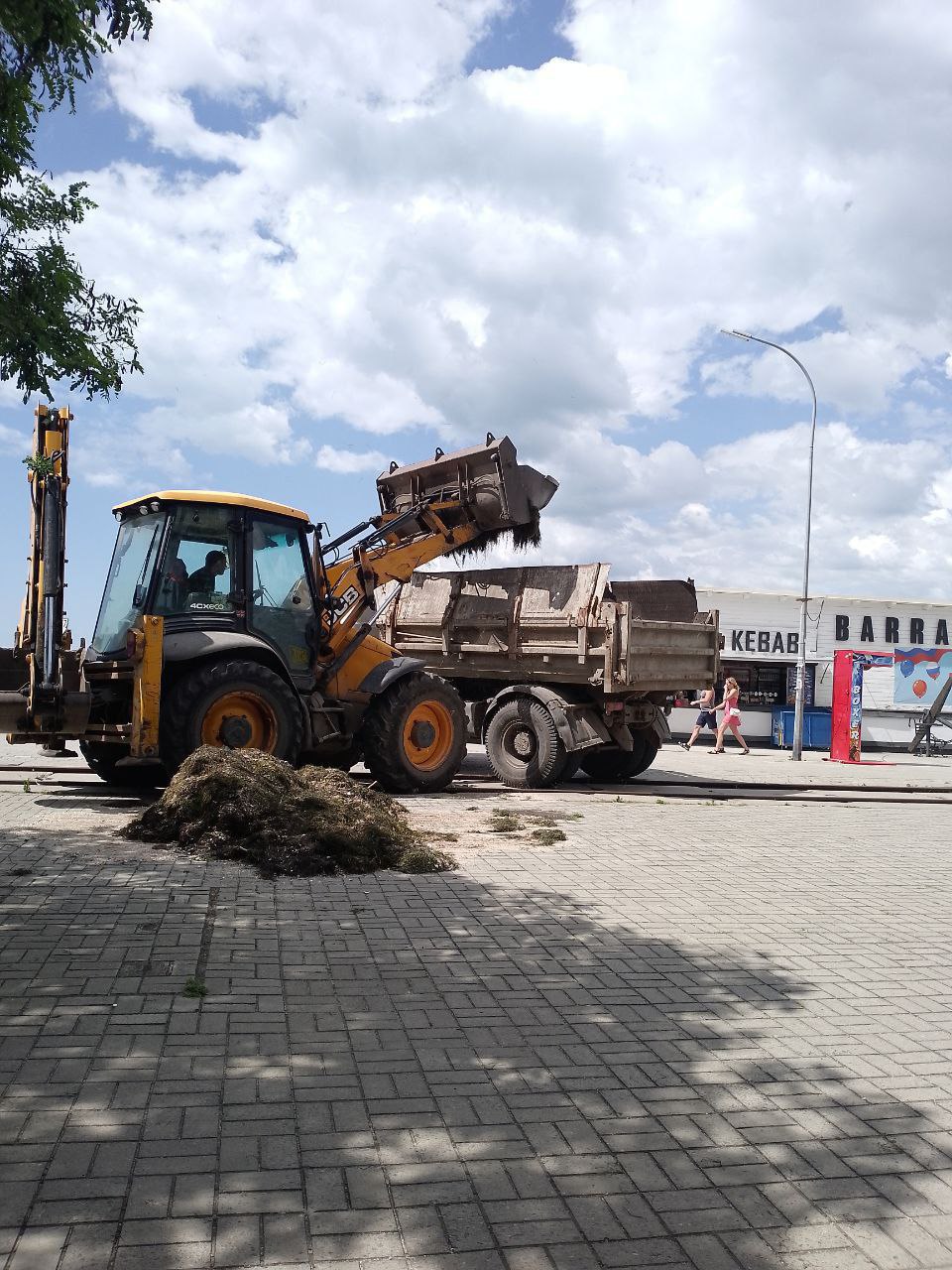‼ Пляжи Бердянска готовы принять отдыхающих, несмотря на капризы погоды Излюбленные места отдыха бердянцев и гостей города — пляжи «Солнечный», «Солома» и «Лагуна» — полностью готовы к приёму посетителей. Предприниматели, управляющие пляжами, провели комплекс подготовительных работ, чтобы обеспечить комфорт и безопасность на побережье. В частности, заключаются договоры с ресурсоснабжающими организациями на вывоз мусора, бесперебойную подачу воды и электроэнергии. Для удобства отдыхающих установлены шезлонги, зонтики и беседки с мангальными зонами. Уборка пляжей проводится дважды в день, а на некоторых из них предлагаются водные развлечения. «Несмотря на отсутствие погоды в течение первого месяца лета, ожидается массовый приток отдыхающих» , — отметил Александр Белик, начальник отдела туризма и развития санаторно-курортной зоны администрации Бердянского городского округа. Для обеспечения безопасности на воде на базе АГПУ было создано Запорожское региональное отделение Всероссийского студенческого корпуса спасателей ВСКС , где ведется подготовка матросов-спасателей. Желающие могут пройти обучение и получить удостоверение спасателя. Кроме того, силами МБУ «Благоустройство Бердянска» была проведена уборка центральных пляжей города, а так же вывоз мусора.