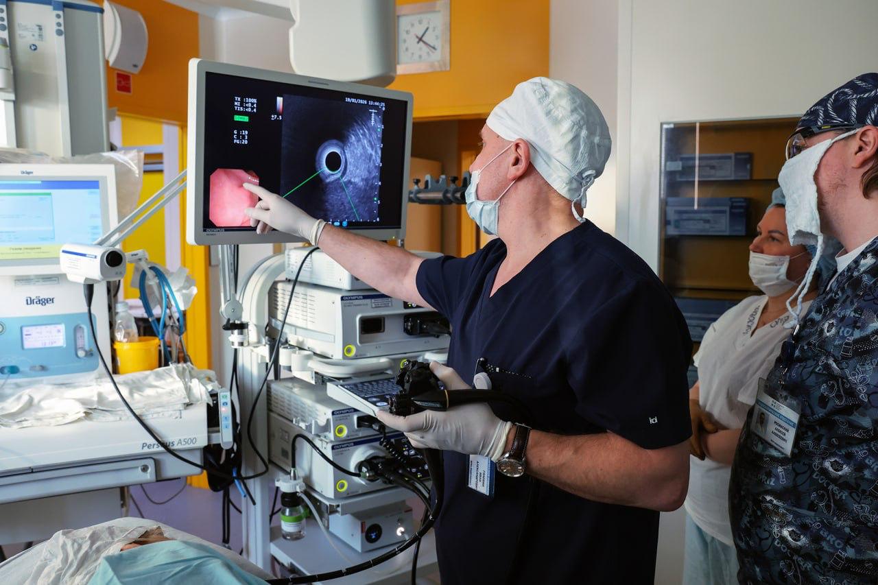 Эндоскописты нижневартовской больницы освоили новую менее травматичную для пациентов процедуру Тонкоигольная пункция под контролем ЭУС это дополнение эндоскопического исследования проводимого под контролем ультразвука Она малотравматична безопасна и хорошо переносится ЭУС высокоинформативный метод который объединяет эндоскопию и ультразвук На конце гибкого эндоскопа расположены видеокамера и УЗ датчик что позволяет выявлять патологические изменения желудочно кишечного тракта размером до 1 мм точно определять слой и характер образования рассказали в ОКБ nv86 me vk com nv86ru ok ru nv86 ru max ru nv86ru