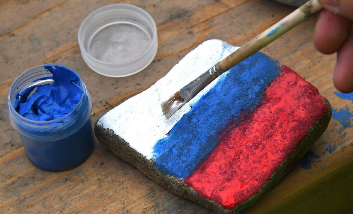 Молодые художники из Южной Осетии представят около 70 работ на выставке ко Дню России  Группа молодых художников из творческого объединения "Tskhinval 5" представит порядка 70 картин на выставке, которая будет посвящена Дню России 12 июня. Как отметил в комментарии   один из участников объединения Георгий Шавлохов, экспозиция по сравнению с прошлым годом практически полностью обновлена.  Шавлохов также отметил, что на выставке можно будет увидеть работы не только художников из "Tskhinval 5", но и других авторов. Он добавил, что всего в экспозиции примут участие 11 художников, а сама выставка продлится примерно месяц.   Выставка пройдет в музейном комплексе ЮОГУ и будет организована при поддержке руководства вуза, Русского дома в Цхинвале и Минкультуры республики.
