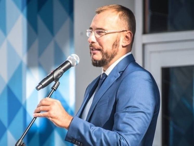 Новосибирскому депутату Ивану Сидоренко «светит» 5,5 лет за мошенничество. Депутата заксобрания Новосибирской области и главу ряда строительных компаний Ивана Сидоренко задержали 14 сентября 2022 года. Основанием послужило уголовное дело о мошенничестве в особо крупном размере ч. 4 ст. 159 УК РФ, санкция — до десяти лет лишения свободы , которое было возбуждено руководством управления СКР по Новосибирской области. Как считает следствие, еще в 2013 году обвиняемый, возглавляя ООО «Новоторг-Сиб», арендовал участок муниципальной земли в Калининском районе Новосибирска площадью 19,6 тыс. кв. Его кадастровая стоимость составила 163,7 млн руб. Компания якобы возвела на участке торговый центр площадью более 5 тыс. кв. м, оформив его в собственность, получила право выкупить участок по льготной стоимости — за 17,1 млн руб. Между тем, по данным следствия, ТЦ существовал лишь на бумаге. После этого обвиняемый построил на этой земле два многоэтажных дома. Причиненный мэрии ущерб был возмещен обвиняемым еще на стадии следствия.