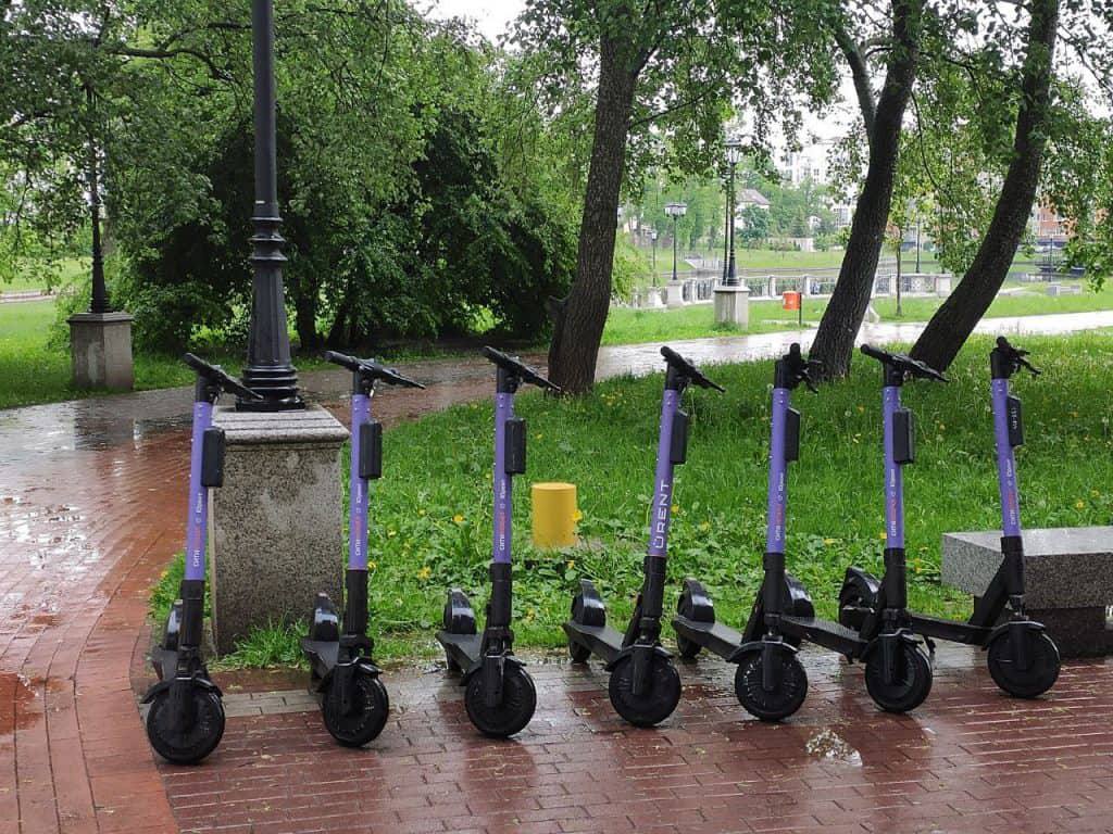 «Если необходимо – будем запрещать»: в Калининграде могут ввести ограничения для электросамокатов. В отдельных районах области могут запретить движение электросамокатов, а также значительно снизить разрешённую скорость их передвижения. Подписаться Прислать новости