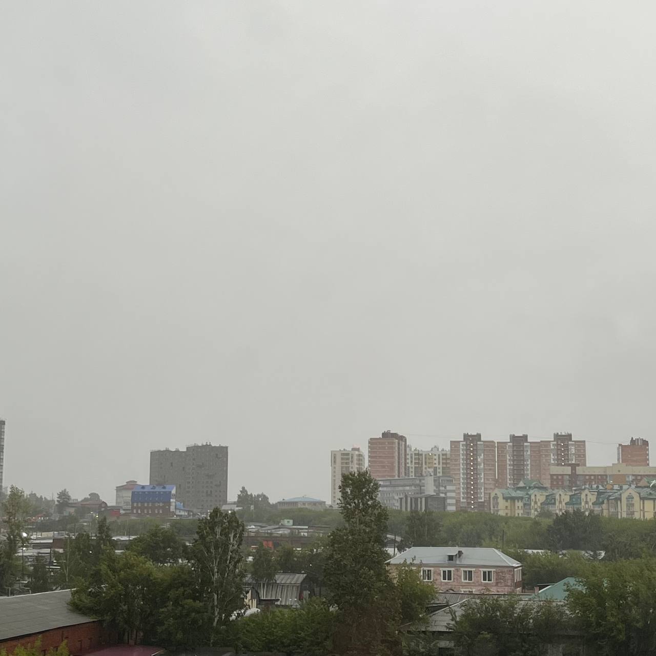 Непогода наступает на Иркутскую область  В областном центре дождь и гроза начались совсем недавно, а вот на других территориях неблагоприятные метеоусловия уже имеют последствия. Так, в Нижнеудинском районе введен режим повышенной готовности.  Он объявлен в связи с сильными и очень сильными дождями, ливнями, грозами, градом, подъемом уровня воды в реках и угрозой подтопления территорий. Постановление подписал мэр Нижнеудинского района Анатолий Крупенев, режим начал действовать с 12 часов 10 августа.  По данным Иркутского УГМС и МЧС, 10 августа ночью местами в западных районах, 10 августа днем и 11 августа местами по области ожидаются сильные и очень сильные дожди, сильные ливни, продолжительные сильные дожди, грозы, крупный град, порывы сильного северо-западного ветра 15-20 м/с, 10 августа днем местами шквалистое усиление ветра до 25 м/с.