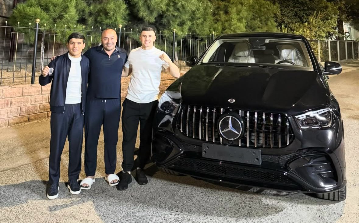 Узбекистанские боксеры подарили тренеру автомобиль Mercedes Узбекистанские профессиональные боксеры Муроджон Ахмадалиев Исроил Мадримов и Баходир Джалолов подарили своему тренеру Тулкину Киличеву автомобиль марки Mercedes в честь 1 октября Подробнее   anhor uz news box 4 anhoruz Новости события мнения Мобильное приложение IOS Android