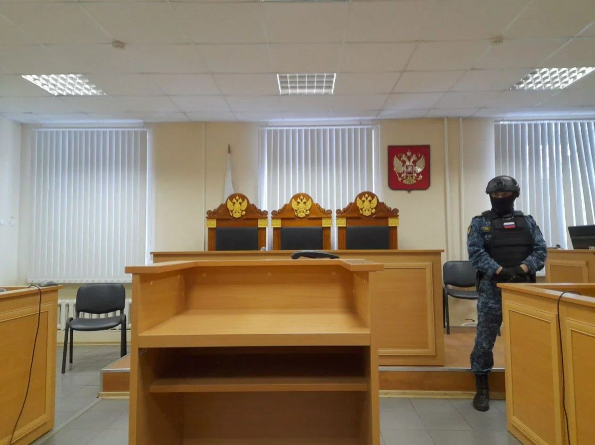 Прокуратура запросила для блогера Ильи Варламова восемь лет лишения свободы Сегодня прокурор запросил восемь лет лишения свободы и штраф 99 млн. рублей журналисту Илье Варламову . Согласно позиции следствия, блогер публиковал фейки о ВС РФ ч. 2 ст. 207.3 УК РФ и уклонялся от обязанностей иностранного агента ч. 2 ст. 330.1 УК РФ . Ранее прокуратура указывала, что Варламов действовал «по мотивам политической ненависти, на общедоступном видеохостинге публично распространил под видом достоверных сообщений заведомо ложную информацию...» о российской армии. В отношении него заочно избрана мера пресечения — заключение под стражу. Илья Варламов — российский журналист, блогер и общественный деятель, известный своими репортажами об урбанистике и политике. Сейчас он проживает за пределами России. — признан иностранным агентом и внесён в соответствующий реестр Минюста РФ Фото: MR7