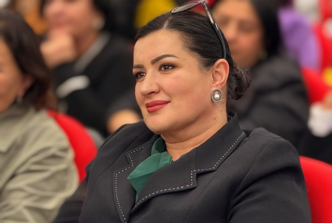 Задержана директор школы села Гегакерт общины Вагаршапат Ануш Амбарцумян за агитацию в пользу провластного Гражданского договора сообщают источники SputnikARM При этом в Антикоррупционном комитете нам не назвали имен сообщив что возбуждено уголовное дело по факту нарушения запрета на благотворительность В рамках уголовного производства задержан один человек В отношении него подано ходатайство об аресте 21 октября в одном из сел общины Вагаршапат с участием ряда кандидатов от правящей партии состоялось благотворительное мероприятие Во время него некоторым жителям общины были вручены ценные подарки Среди тех кто передавал дары был также кандидат на пост мэра Вагаршапата Аргишти Мехакян