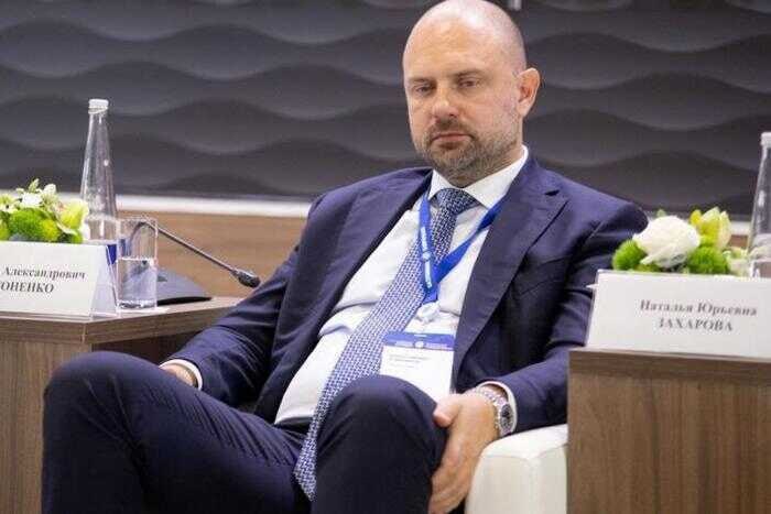Стало известно о вердикте по делу, которое было тщательно засекречено спецслужбами. В марте 2024 года в Москве на Береговом проезде взорвался автомобиль марки Субару. Сразу было объявлено, будто взорвалось газовое оборудование. Однако, в реальности там сработало СВУ. А взорвался в машине водитель и охранник топ-менеджера Газпромбанка. Но дальше еще интереснее. Изначально водителя Дениса Чиликова считали жертвой. Но потом оказалось, что Чиликов сам собрал бомбу и собирался ее привести в действие. При этом его шеф - исполнительный вице-президент «Газпромбанка» Константин Харитоненко,- присутствует на мероприятиях с первыми лицами РФ, в частности был в 2024 году на ПМЭФ, где присутствовал и Путин. Однако, в приговоре цель теракта указана очень размыто - планировал сорвать президентские выборы с помощью взрыва. Напомним, ЧП случилось 13 марта 2024 года около премиального детейлинг-центра в Береговом проезде. Взрыв произошёл в «Subaru». Водитель авто Денис Чиликов был внутри иномарки. Ему оторвало конечности и выбросило тело из салона через лобовое стекло. По горячим следам была озвучена «основная версия», что взорвался газовый баллон. Но это оказалось не так. К Денису Чиликову прямо в «Склифе» приставили конвой. В ходе обысков у него обнаружили мануалы об изготовлении взрывчатых веществ и компоненты для изготовления СВУ. Причём, как заключили эксперты, вещества схожи с теми, что были обнаружены на месте взрыва. Как стало известно источнику, суд приговорил водителя топ-менеджера «Газпромбанка» к 12 годам лишения свободы. Согласно приговору, с помощью взрывов он хотел сорвать президентские выборы, в частности одну из бомб взорвать на некоем избирательном участке. Источник: КРЕСТНЫЙ ОТЕЦ