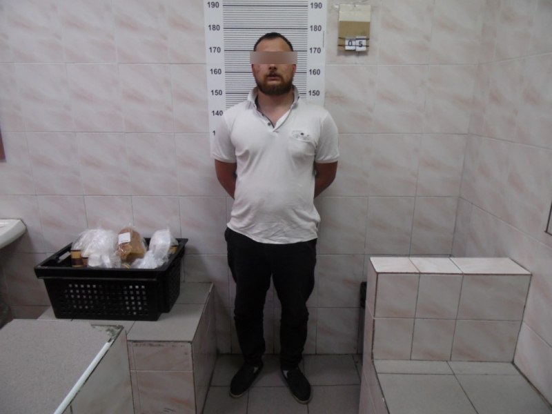 Полиция задержала жителя Перми, который притворился продавцом духов и украл с карты жителя Ульяновска почти 2 миллиона рублей. Как сообщили в УМВД Екатеринбурга, инцидент произошел на вокзале уральской столицы. «В полицию обратился житель Ульяновска, который сообщил, что с его банковской карты пропала крупная сумма денег. Заявитель также припомнил, что некоторое время назад он несколько дней находился проездом в Екатеринбурге. В день отъезда на Железнодорожном вокзале к нему подошел неизвестный и предложил приобрести парфюмерию», – рассказали в полиции. Сначала ульяновец отказался, но настойчивый продавец заманивал большими скидками. Оплатить покупку договорились переводом, но покупатель не смог разобраться в мобильном приложении и передал телефон продавцу, чтобы тот списал нужную сумму. Через некоторое время пострадавший обнаружил, что с его счета начали пропадать деньги. Выяснилось, что мошенник, который, к слову, зарегистрирован в Пензе, создал виртуальную карту его счета и обналичивал с ее помощью средства в банкоматах. В общей сложности жертва обмана лишилась 1,8 млн рублей. Разбогатев таким образом, аферист продал машину, на которой ездил по Екатеринбургу, и покинул Свердловскую область. Похищенные деньги он потратил на покупку нового автомобиля. Возбуждено уголовное дело по статье о краже в особо крупном размере. Фото предоставлено УМВД Екатеринбурга Как в Волгу глядели