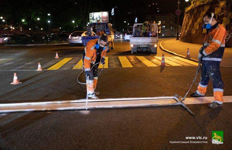 На шести улицах Владивостока проведут работы по устранению очагов аварийности В списке шесть улиц Маковского 53 88а 53а Луговая 52 а ж Адмирала Юмашева 10 12 16 Калинина 279 277 281 275б Народный проспект 11 15 2б и Некрасовская 122 122а Объекты были определены по итогам мониторинга дорожной ситуации проведенного совместно с ГАИ На каждом из адресов установят дорожные знаки проведут обновление разметки и некоторые другие работы Подрядчик должен будет выполнить все запланированные работы до 10 декабря Приём заявок от компаний желающих заняться этими работами продлится до 11 ноября ДорожныеРаботы Читайте наши новости в МАХ