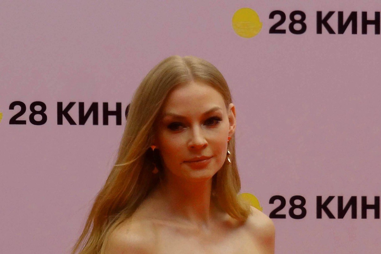 Светлану Ходченкову внесли в базу украинского «Миротворца» На сайте утверждается, что российская актриса «осознанно пересекала государственную границу Украины с целью въезда в Крым», а также принимала участие в «попытках оккупации полуострова». В 2009 году Ходченкова вместе с Зеленским снималась в фильме «Любовь в большом городе», а в 2011-м они вместе сыграли пару в ленте «Служебный роман. Наше время». Признан экстремистским и запрещен на территории РФ. Подпишитесь на «Абзац» Добавьте «Абзац» в ленту «Дзена»