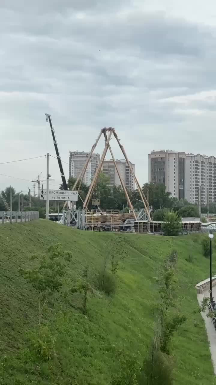 В Барнауле начался монтаж нового колеса обозрения высотой 30 метров