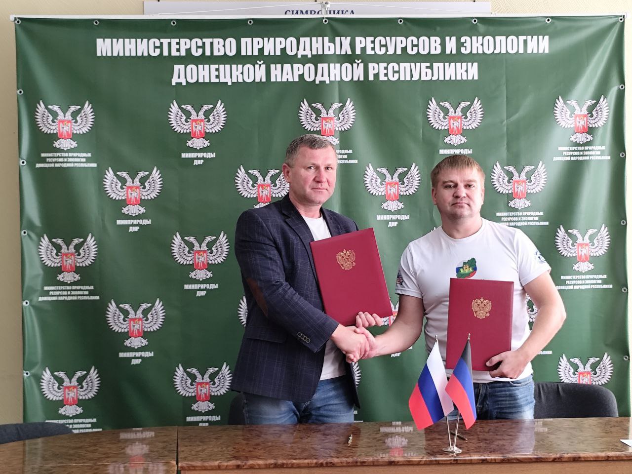 В ДНР совместно с Чувашией будут реализовывать проект Семейный лес Минприроды ДНР подписало соглашение о сотрудничестве с Чувашской республиканской общественной организацией Агентство территориального развития Теперь на территории ДНР начнется реализация Всероссийского эколого просветительского и патриотического проекта Семейный лес Министр природных ресурсов ДНР Алексей Шебалков и члены делегации Чувашской республики во главе с председателем Чувашской республиканской общественной организации Агентство территориального развития Александром Соловьевым отметили важность участия в патриотических проектах связанных с восстановлением природных ресурсов Южная служба новостей