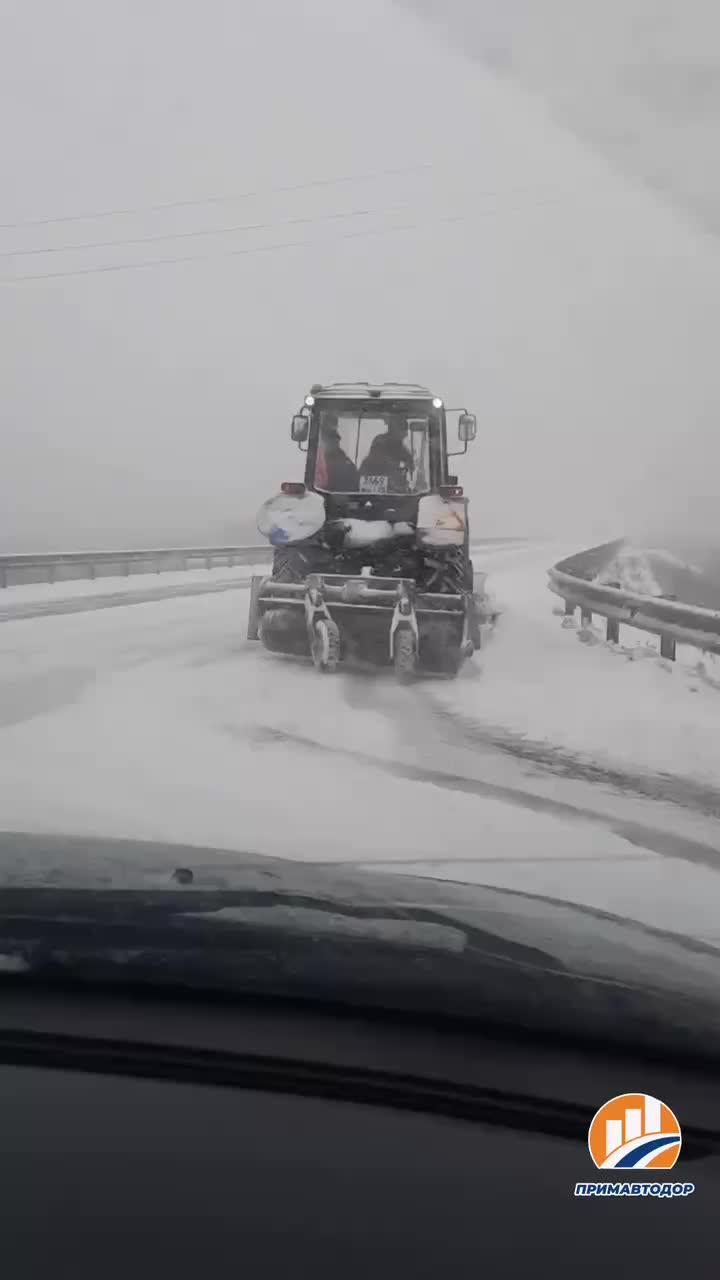 Очистка дорог в Приморье продолжается несмотря на непогоду