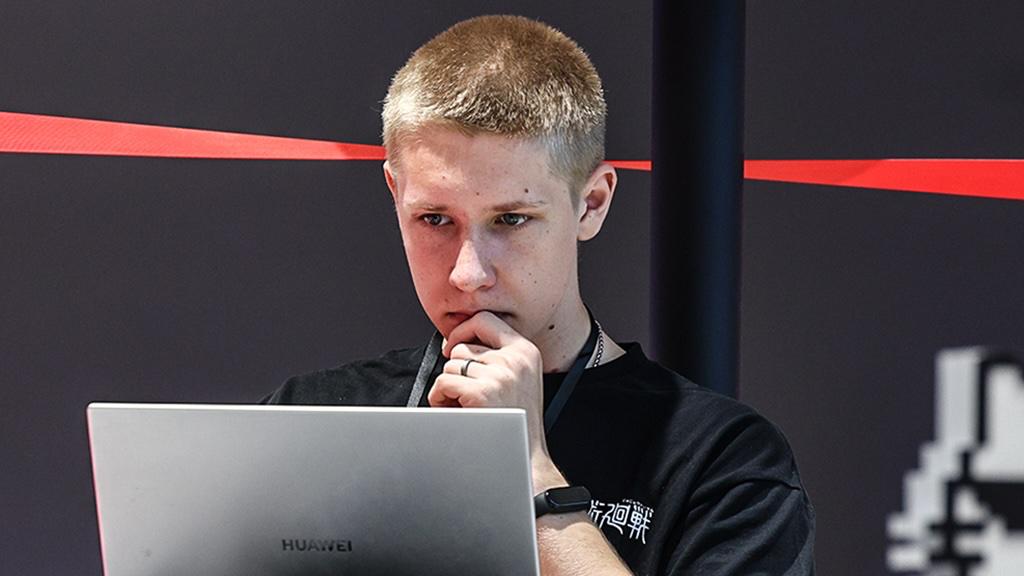 Российские компании все чаще нанимают специалистов по ИИ Количество вакансий для ML инженеров занимаются разработкой алгоритмов для машинного обучения выросло со 135 в 2024 г до 396 в 2025 г вакансий для AI инженеров занимаются обработкой естественного языка и созданием ИИ систем со 164 до 290 промпт инженеров специалисты по формулированию сложных текстовых запросов для ИИ со 129 до 277 нейрокреаторов AI художников AI иллюстраторов AI дизайнеров с 205 до 310 В то же время количество вакансий для AI тренеров выросло за 2025 г всего на четыре позиции до 707 с 703 в 2024 г Вакансий архитекторов AI решений и ИИ фасилитаторов специалисты которые помогают персоналу научиться применять нейросети в работе за 2025 г было опубликовано около 30 Но эксперты не уверены что работодатели до конца понимают зачем им такой персонал и сами нейросети Telegram Дзен MAX