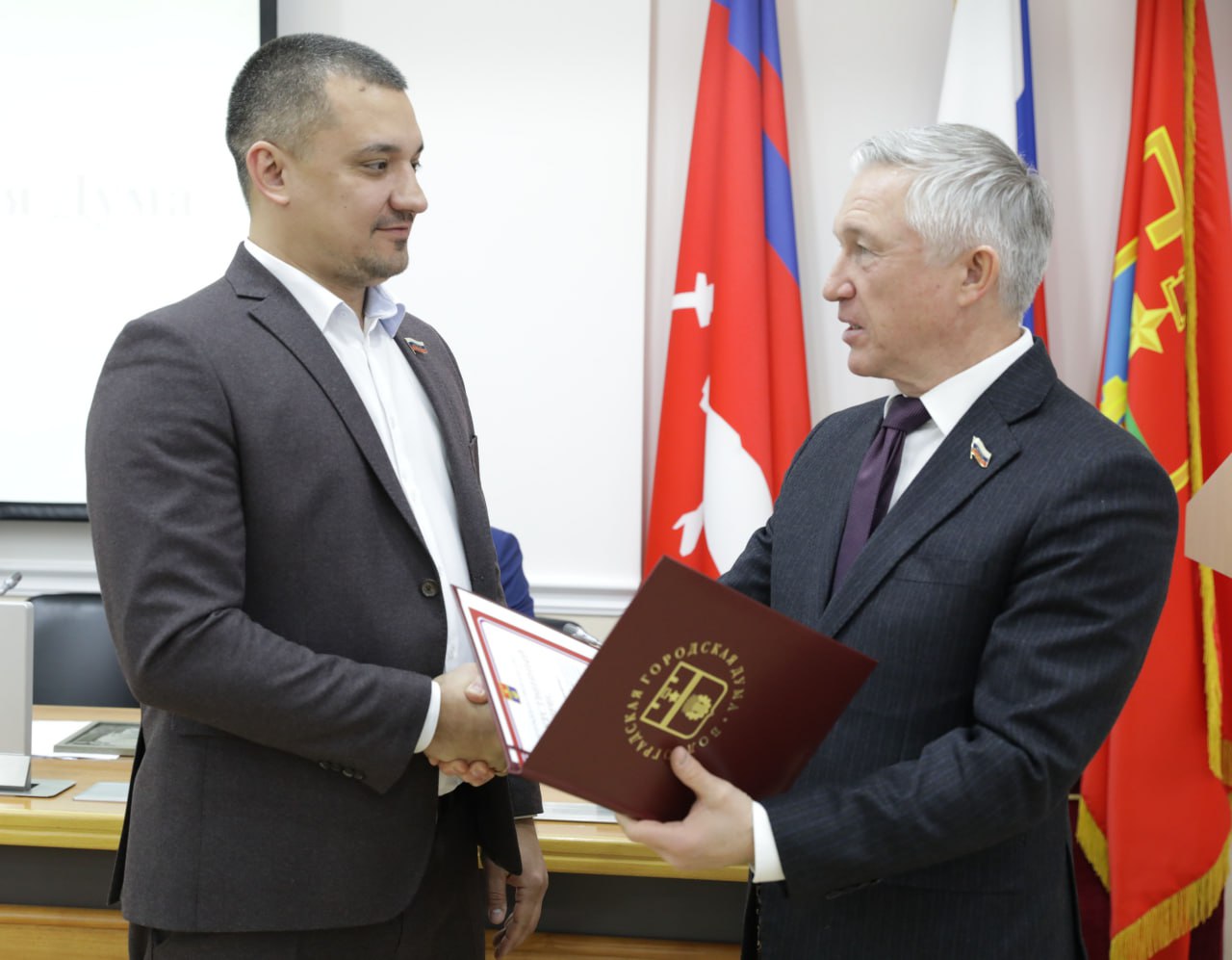 Депутат Волгоградской городской Думы Иван Селезнев сегодня сложил депутатские полномочия в связи с переходом на работу в органы исполнительной власти на должность заместителя председателя комитета по физкультуре и спорту Волгоградской области Решение на наш взгляд продуманное и оптимальное