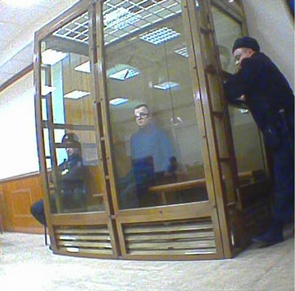 За госизмену в Москве осужден бывший студент из Макеевки На основании материалов УФСБ России по Ростовской области и УФСБ России по объединениям ВКС вынесен приговор бывшему гражданину России лишен российского гражданства после задержания по инициативе ФСБ России в сентябре 2024 г. , осуществлявшему сбор в интересах противника информации о местах дислокации воинских подразделений Вооруженных сил РФ. Оперативниками было установлено, что уроженец города Макеевка Донецкая Народная Республика – студент одного из московских ВУЗов инициативно вышел на связь с украинскими структурами, связанными со спецслужбами Украины. В январе-феврале 2024 г. он передал украинской стороне сведения, которые могли быть использованы против Вооруженных сил РФ, для нанесения ущерба одному из критически важных объектов военной инфраструктуры. В ходе суда молодой человек полностью признал свою вину и раскаялся в содеянном. Московским городским судом он признан виновным согласно ст. 275 УК России «Государственная измена», и ему назначено наказание в виде лишения свободы на срок 6 лет 6 месяцев с учетом несовершеннолетнего возраста на момент совершения преступления. Решением Первого апелляционного суда общей юрисдикции г. Москвы приговор оставлен без изменений и вступил в законную силу.