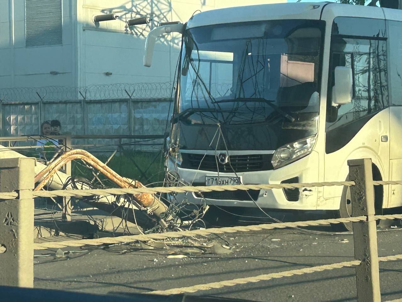Столб рухнул на пассажирский автобус в Подольске Мачта уличного освещения упала на проезжавший автобус в подольском микрорайоне Климовск. Кадры ЧП опубликовали в соцсетях очевидцы. По словам людей, столб рухнул в месте перехода к платформе «Весенняя», это случилось после того, как провода зацепил трал с краном. Участок дороги оказался заблокирован для движения. Информация о пострадавших уточняется.