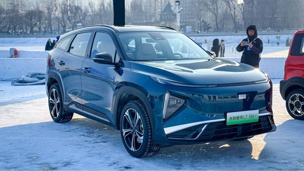 В Китае назвали самые качественные электромобили и гибриды 2025 года  Агентство J.D. Power с 2019 года формирует рейтинг электромобилей и гибридов на основе количества проблем на 100 автомобилей. Чем выше количество баллов, тем хуже качество.  В исследовании 2025 года приняли участие 20 829 владельцев 122 моделей от 48 брендов. Их опросили о наличии проблем в 10 категориях: управление дисплеями, экстерьер, интерьер, мультимедиа, сиденья, опыт вождения, ассистенты вождения, силовая установка, батарея и зарядка, а также климат-контроль.  Рейтинг качества разбит на 14 разных категорий. Приведём данные о наиболее известных.   Электромобили   В категории среднеразмерных седанов на первом месте Nio ET5, на втором Tesla Model 3, на третьем его китайский аналог Xpeng P7+, на последнем BYD Seal 06 GT.   BYD Sealion 07 EV победил в категории среднеразмерных кроссоверов, на втором месте Luxeed R7, на третьем IM LS6.   Xiaomi SU7 стал самым качественным среди больших электромобилей, далее идут Zeekr 001 и IM L6, на последнем Xpeng G9.    Самым качественным премиальным EV оказался BMW iX3.  Гибриды   Среди премиальных полноразмерных гибридов на первом месте Li Auto L9, второе и третье места заняли Aito M9 и Li Auto L8.    Тремя лучшими премиальными минивэнами стали Denza D9, Voyah Dream и Buick GL8.    Первое место в сегменте массовых гибридов и в общем зачёте занял BYD Seal 06 DM.   Лучшим компактным гибридом оказался Geely Galaxy L7.   Полный рейтинг из 106 моделей можно посмотреть на сайте.   Прислать новость      Наши чаты   #evСтатистика