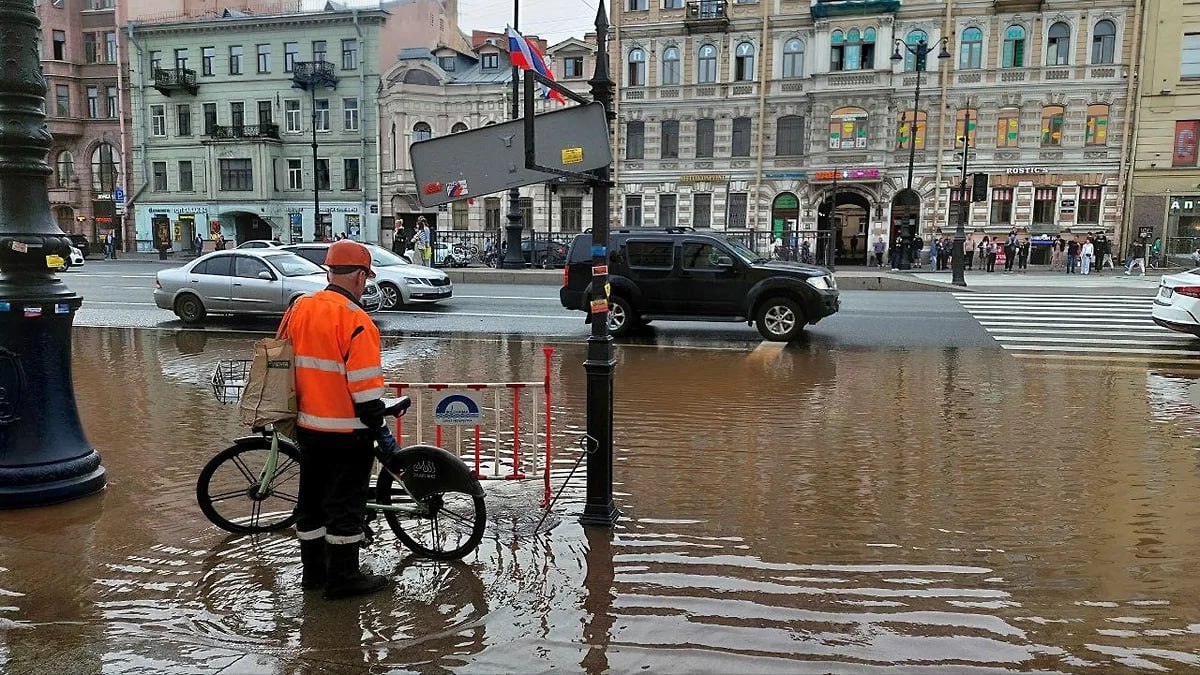 Огромная лужа на Лиговском проспекте вынудила петербуржцев искать пути обхода На выходе из станции метрополитена «Площадь Восстания» около Московского вокзала образовалась огромная лужа. ГУП «Водоканал Санкт-Петербург» приступили к ликвидации проблемы, сообщили в пресс-службе предприятия. Там уточнили, что лужа образовалась вследствие повреждения водовода диаметром 750 мм. Специалисты прибыли к Лиговскому проспекту и ведут работы по локализации вытекания. Скопившаяся вода будет отведена в канализацию. В 16:52 в «Водоканале» заявили о локализации аварии. Фото: Андрей Кащавцев, Коммерсантъ