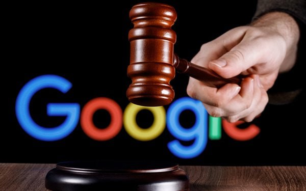 Суд в США постановил что Google должна выплатить 425 млн за сбор данных пользователей даже когда они отключали Историю приложений и веб поиска Первоначально истцы просили космические 31 млрд но суд похоже решил немного смягчить наказание Истцы утверждают что Google следила за действиями в приложениях и на сайтах вроде Uber Lyft Amazon и др нарушая собственные обещания о конфиденциальности Суд признал компанию виновной по двум из трёх пунктов но злого умысла не усмотрел Google уже заявила что обжалует решение