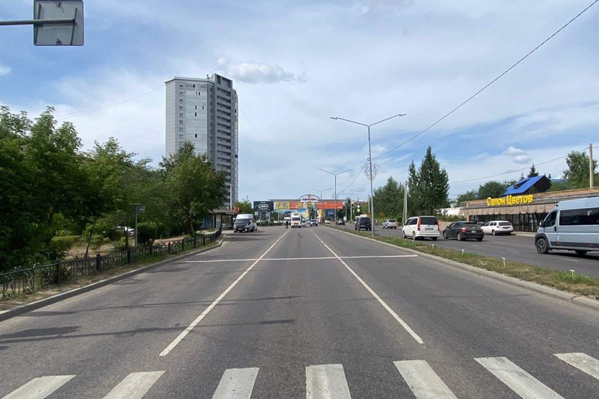 Накануне в центре Улан-Удэ, на улице Борсоева, произошло ДТП с пострадавшей.   Женщина ехала в микроавтобусе «Форд Транзит». В какой-то момент водитель резко затормозил, в результате чего пассажирка упала.   Как сообщили в Госавтоинспекции, у неё переломы рёбер.   «Байкал-Daily» выяснил, что микроавтобус был частный, не маршрутка