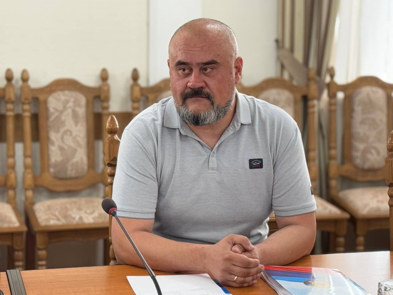 В преддверии Большого Круга Донских казаков Луганской Народной Республики, Глава ЛНР Пасечник Леонид Иванович встретился с Атаманом Всероссийского казачьего общества, заместителем полномочного представителя Президента Российской Федерации в СКФО, казачьим генералом Кузнецовым В. В. и Атаманом Всевеликого войска Донского, заместителем губернатора Ростовской области, казачьим полковником Бодряковым С.Н. В мероприятии принимал участие советник Главы ЛНР по вопросам казачества Полуполтинных В.С. Во время встречи обсудили пути дальнейшего развития казачества на территории Луганской Народной Республики. Самый главный итог Большого Круга, который появится завтра, это объединение всех казаков в одну структуру. Тем самым мы покажем всей России пример того, как казаки могут объединиться и быть надежной опорой исполнительной власти субъекта Российской Федерации и муниципальных образований. Глава ЛНР рассказал о тех шагах, которые предпринимаются Республикой в отношении казаков, как развивается непрерывное казачье образование, как будет увеличена система казачьих корпусов и казачьих технических колледжей. Кузнецов В.В. со своей стороны выразил огромную благодарность Леониду Ивановичу Пасечнику за ту работу, которую он провел и отметил, что пример Луганской Народной Республики – это образец для всех глав субъектов Российской Федерации. Сколько для казаков сделал Леонид Иванович Пасечник, к сожалению, пока не сделал ни один глава субъектов РФ. Пример Луганской Народной Республики, будет рассмотрен на Межведомственной Правительственной Комиссии под руководством Голиковой Татьяны Алексеевны, как положительный опыт работы с казаками, проживающими на исторических землях. Депутат Государственной Думы РФ, первый заместитель Атамана ВсКО, Герой ЛНР, казачий генерал Водолацкий В.П.