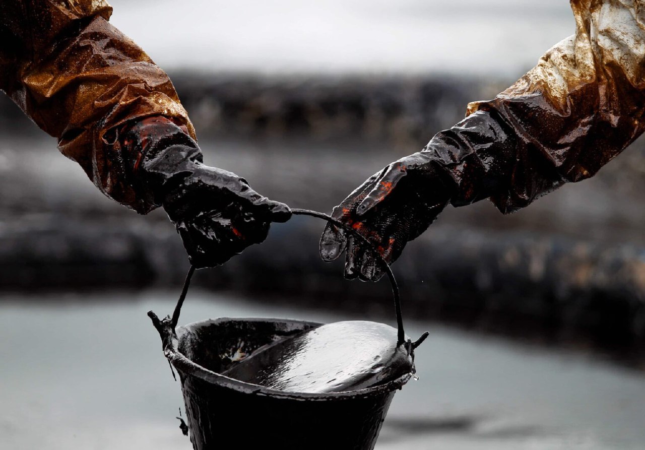 Слухи о внешнем давлении на уровень добычи нефти опровергло Минэнерго Во вторник 6 мая Минэнерго Казахстана выступило с опровержением слухов о внешнем давлении на объемы добычи нефти. Как отметили в ведомстве, министерство высоко ценит сотрудничество с партнерами в рамках соглашения ОПЕК+ и считает этот формат важным инструментом для обеспечения стабильности мирового нефтяного рынка. «В связи с этим, Министерство считает необходимым прокомментировать появившиеся в СМИ сообщения, интерпретирующие возможную корректировку уровня добычи нефти в стране как результат внешнего давления. Министерство категорически опровергает подобные заявления. Республика Казахстан подтверждает свою приверженность соглашению ОПЕК+ и будет продолжать выполнять все принятые обязательства, внося свой вклад в стабильность глобального энергетического рынка», - заявили в ведомстве. Фото: pixabay /CentralMediaNews
