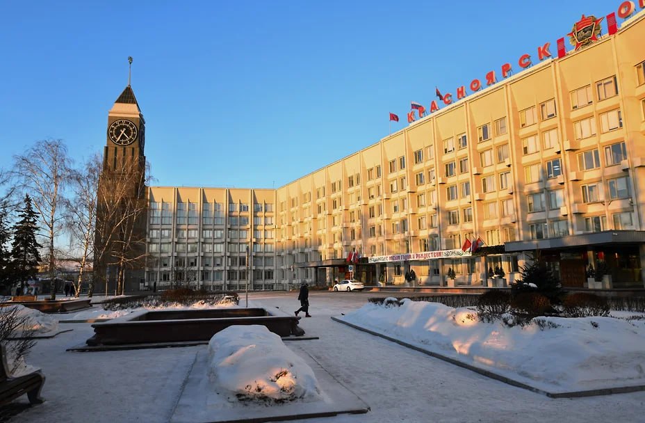 НИУ Высшая школа экономики и мэрия Красноярска заключили контракт на разработку новой сети маршрутов общественного транспорта для города Работа должна быть выполнена до 30 сентября 2026 года Стоимость контракта составила 20 млн руб Новые схемы движения будут разработаны для трамваев троллейбусов автобусов и электробусов Александр Манзюк Коммерсантъ  Подписывайтесь на Ъ Сибирь