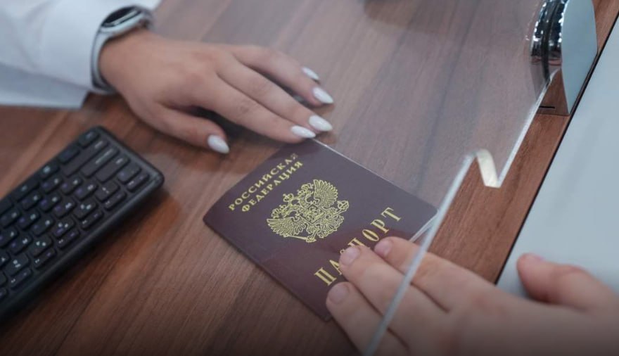 За девять месяцев 2025 го российское гражданство приняли 110 8 тыс человек следует из данных МВД Это на треть меньше чем в прошлом году В основном снижение связано с ужесточением миграционного законодательства Кроме того в прошлые годы гражданство активно получали жители новых регионов В основном паспорта РФ выдают приехавшим из ближнего зарубежья и Азии При этом число оформленных патентов для граждан стран СНГ выросло на 32 а разрешений на работу для специалистов из дальних визовых государств на 52 jkinvest news jkinvest