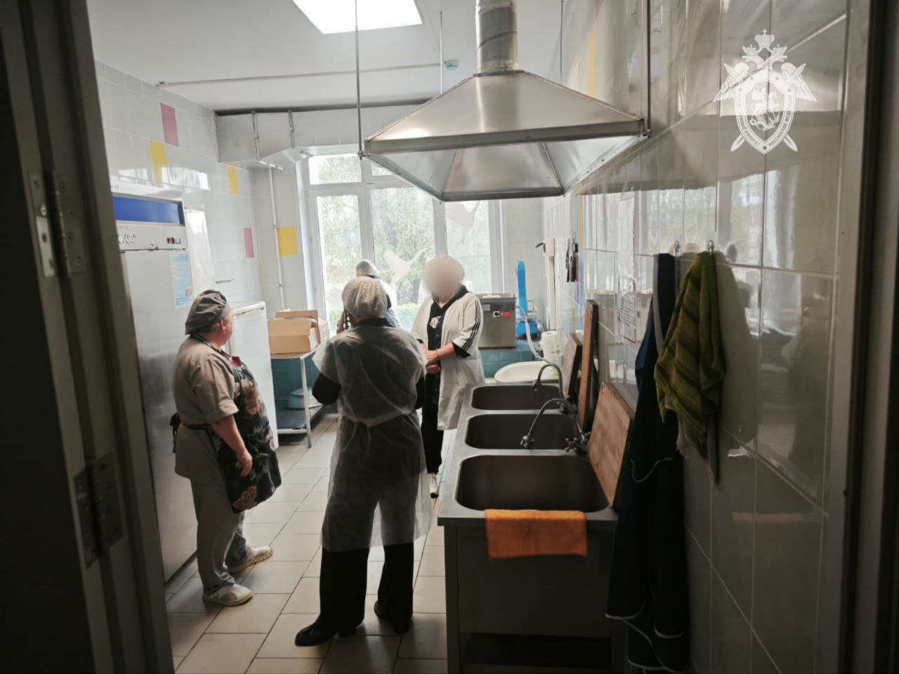 ⏺ В Шумерле возбуждено уголовное дело из-за массового заболевания учащихся гимназии № 8. На месте работают следователи и криминалисты. Они осматривают пищеблок и берут пробы продуктов. "Точная причина заболевания детей будет установлена после проведения необходимых исследований. В ходе следствия будет дана оценка соблюдению санитарно-эпидемиологических правил при организации питания в гимназии". Также глава Чувашии взял ситуацию на личный контроль, поручив правительству провести тщательную проверку.