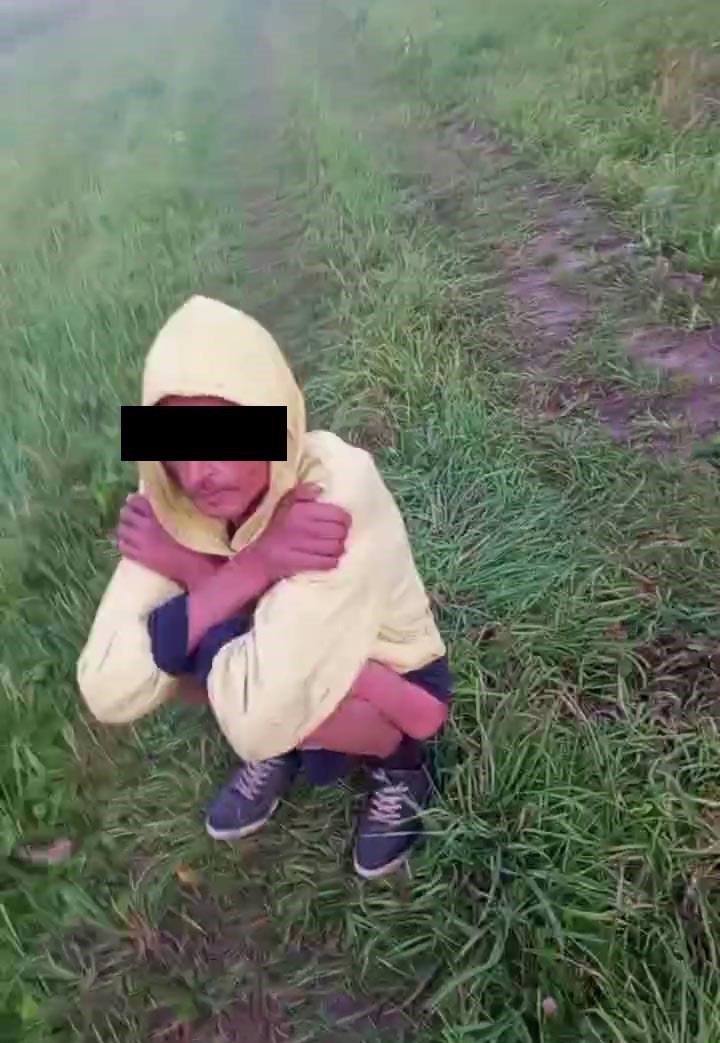 В Новосибирске нашли истощённого мужчину мать уверяет он мог быть в рабстве На Северном объезде случайные прохожие заметили мужчину без штанов измождённого и побитого Его доставили в больницу но он оттуда ушёл Позже в ГБР позвонила женщина представившаяся его матерью Она узнала в найденном человеке своего сына который исчез два месяца назад По её словам его дважды забирали в реабилитационный центр где якобы вместо помощи людей держат в трудовом рабстве Женщина боится что её сыну грозит опасность и его могут убить чтобы скрыть следы незаконной деятельности НОВОСТИ и ТОЧКА Подписаться