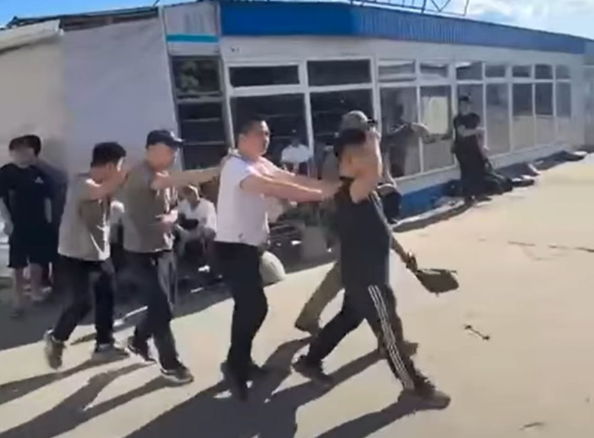 23 мигрантов из Вьетнама обнаружили воронежские полицейские на Остужевском рынке Сегодня, 3 июня, воронежские полицейские провели миграционный рейд на рынке на улице Остужева. Сотрудники отдела иммиграционного контроля проверили более 300 иностранцев. В ходе рейда было выявлено 23 гражданина республики Вьетнам, осуществлявших незаконную трудовую деятельность. ↗ Прислать новость Подписаться