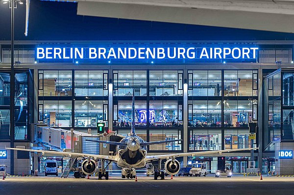 Депутаты Бундестага вновь разрешили себе чаще летать бизнес классом Депутаты Бундестага втайне от общественности одобрили новые правила перелетов согласно которым отныне 630 членов парламента ФРГ смогут чаще летать бизнес классом Об этом сообщает ТАСС со ссылкой на газету Bild Издание напомнило что в апреле 2024 года при Бундестаге прежнего состава президиум руководители фракций и так называемый Совет старейшин парламента одобрили ограничения Они предусматривали что депутаты должны летать эконом классом на рейсах с длительностью полета менее четырех часов Причем тогдашний председатель Бундестага Бербель Бас открыто объявила об этом решении Как пишет Bild всего через полтора года оказалось что народным избранникам стало неудобно ограничивать себя Согласно новым правилам они могут летать бизнес классом на рейсах продолжительностью от двух часов И в этот раз руководство парламента не стало информировать общественность о своем решении aviaru net n290524