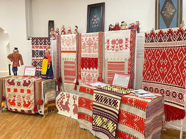 В Петрозаводске прошел Всероссийский культурный форум коренных малочисленных народов России Первый Всероссийский культурный форум коренных малочисленных народов прошел в Петрозаводске Мероприятие реализуется при поддержке Министерства культуры Российской Федерации в четырех городах и собирает на своих площадках представителей власти специалистов в области культуры и искусства деятелей культуры коллективы народного творчества коренных малочисленных народов Российской Федерации а также представителей их общественных организаций Форум стартовал 26 сентября в Анадыре Чукотский автономный округ затем перешел в Красноярск Петрозаводск принял мероприятие в октябре в ноябре форум пройдет в Тюмени По словам статс секретаря заместителя Министра культуры Российской Федерации Жанны Алексеевой в России накоплен богатый опыт в сфере поддержки малых коренных народов Наша важнейшая цель популяризировать самобытную музыкально песенную танцевальную празднично обрядовую культуру коренных малочисленных народов Российской Федерации и пробудить у наших граждан интерес к их культуре и искусству чтобы сохранять единое культурное пространство и укреплять творческие контакты а также воспитывать у подрастающего поколения культуру межнационального общения сказала она В Петрозаводске культурно образовательная программа форума была очень насыщенна 19 октября открылась выставка Культурное наследие коренных народов Севера Были представлены предметы из этнокультурных центров центров фольклора а также из личных коллекций мастеров народного творчества Ленинградской Мурманской Вологодской Псковской областей и Республики Карелия Среди экспонатов традиционные виды рукоделия изделия из оленьего рога и кости коллекция вепсских костюмов и вепсских игровых кукол средневековые женские украшения и многое другое Также были проведены мастер классы по традиционным ремеслам и народному творчеству Посетители смогли познакомиться с росписью по дереву в вепсской технике ткачеством поясов и самостоятельно изготовить игровую вепсскую куклу 20 октября состоялась практическая конференция Сохранение и развитие культурных традиций коренных малочисленных народов ставшая важной площадкой для обмена опытом сохранения и популяризации национальных культур а также для объединения представителей научного сообщества мастеров традиционных ремесел носителей нематериального культурного наследия педагогов и деятелей культуры из разных регионов страны Конференцию открыл министр культуры Республики Карелия Алексей Лесонен федеральный опыт в области сохранения культурного наследия коренных народов представила директор Государственного Российского Дома народного творчества имени В Д Поленова Тамара Пуртова Свой опыт также представили музей заповедник Кижи Центр народного творчества и культурных инициатив Республики Карелия Институт языка литературы и истории Карельского научного центра РАН Общество вепсской культуры Шелтозерский вепсский этнографический музей В этот же день в Музыкальном театре Республики Карелия состоялся гала концерт Голос земли моей ставший одним из ключевых событий Всероссийского культурного форума коренных малочисленных народов России Яркий праздник этнической музыки традиций и духовного наследия собрал исполнителей из различных регионов Северо Запада страны и подарил зрителям уникальную возможность прикоснуться к живым корням народной культуры С приветственным словом к участникам и гостям обратилась заместитель Премьер министра Правительства Республики Карелия по социальным вопросам Лариса Подсадник Она подчеркнула значимость форума для сохранения исторической памяти и культурного многообразия страны Голос Земли моей и форум коренных народов огромное важное событие для всей Карелии для нашей культуры Так радостно видеть что традиции не забываются а звучат живо от сердца к сердцу На сцене Музыкального театра прозвучали народные песни и истории ожили древние ритуалы и танцы Перед зрителями выступили народный самодеятельный коллектив