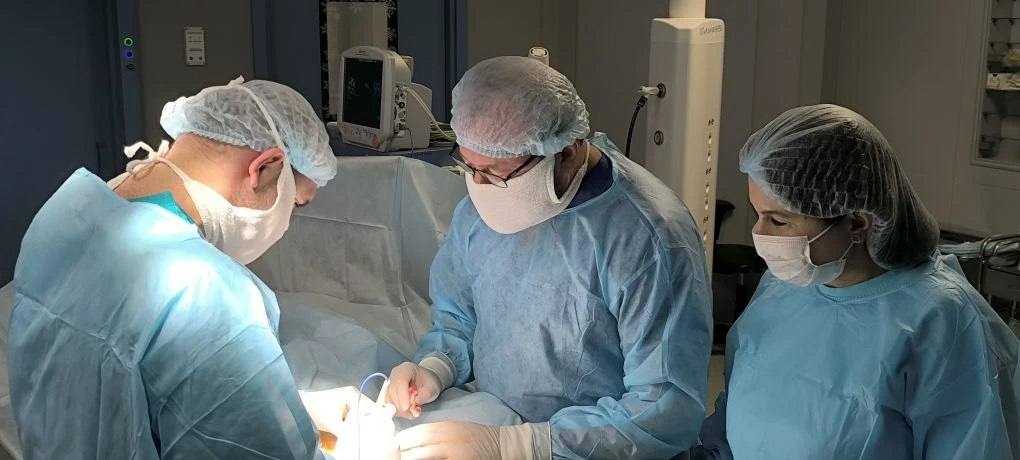 1 5 килограммовую опухоль удалили краснодарские врачи у 3 месячного ребенка Малыш родился здоровым и развивался согласно срокам но родители заметили стремительное увеличение его живота После обследования малыша экстренно направили в онкологическое отделение детской краевой больницы Диагноз оказался серьёзным опухоль почки достигла гигантских размеров при весе ребёнка всего 6 килограммов масса новообразования составляла около 1 5 килограмм Операционная бригада провела сложную операцию по удалению опухоли почки Несмотря на крайне юный возраст пациента и высокие риски операция прошло успешно Сегодня маленький пациент находится под наблюдением специалистов и получает необходимое лечение свои фото видео и истории присылайте нашему боту prostokrd bot Подпишись на наш канал в Telegram MAX