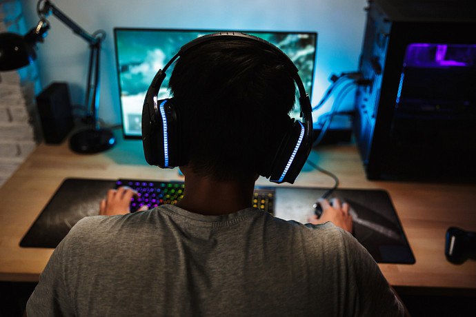 В Свердловской области отец зарезал сына за то, что тот играл в онлайн-игры и мешал ему спать   53-летний мужчина пытался уснуть, но 29-летний сын не дал — очень громко играл за компом. Когда родитель сказал закругляться, начался скандал. В какой-то момент он схватил нож и дважды ударил парня — лезвие попало прямо в сердце. Юноша умер на месте.    Возбуждено уголовное дело.