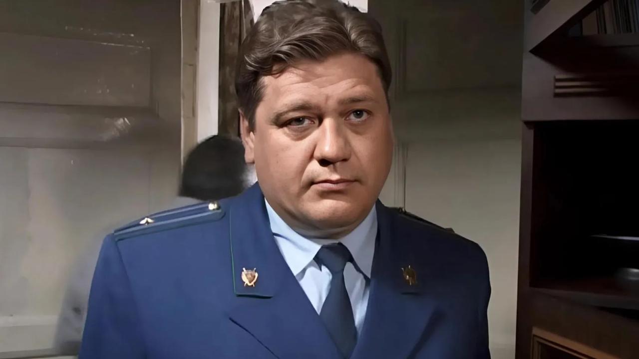 Умер актёр сериалов Кремлёвские курсанты и Солдаты Алексей Аптовцев Ему было 49 лет По данным SHOT причиной смерти стал рак поджелудочной железы артист сгорел за 4 месяца Болезнь выявили весной Врачи сразу же сообщили что онкология уже находится в серьёзной стадии Несколько месяцев актёр проходил курс химиотерапии и боролся с заболеванием Аптовцев не дожил неделю до своего юбилея 2 сентября ему должно было исполниться 50 лет За годы карьеры он сыграл десятки ролей в фильмах и сериалах в том числе в Солдатах Методе Фрейда и ряде других Также он играл в Мытищинском театре драмы и комедии ФЭСТ SHOT в MAX   max ru shot