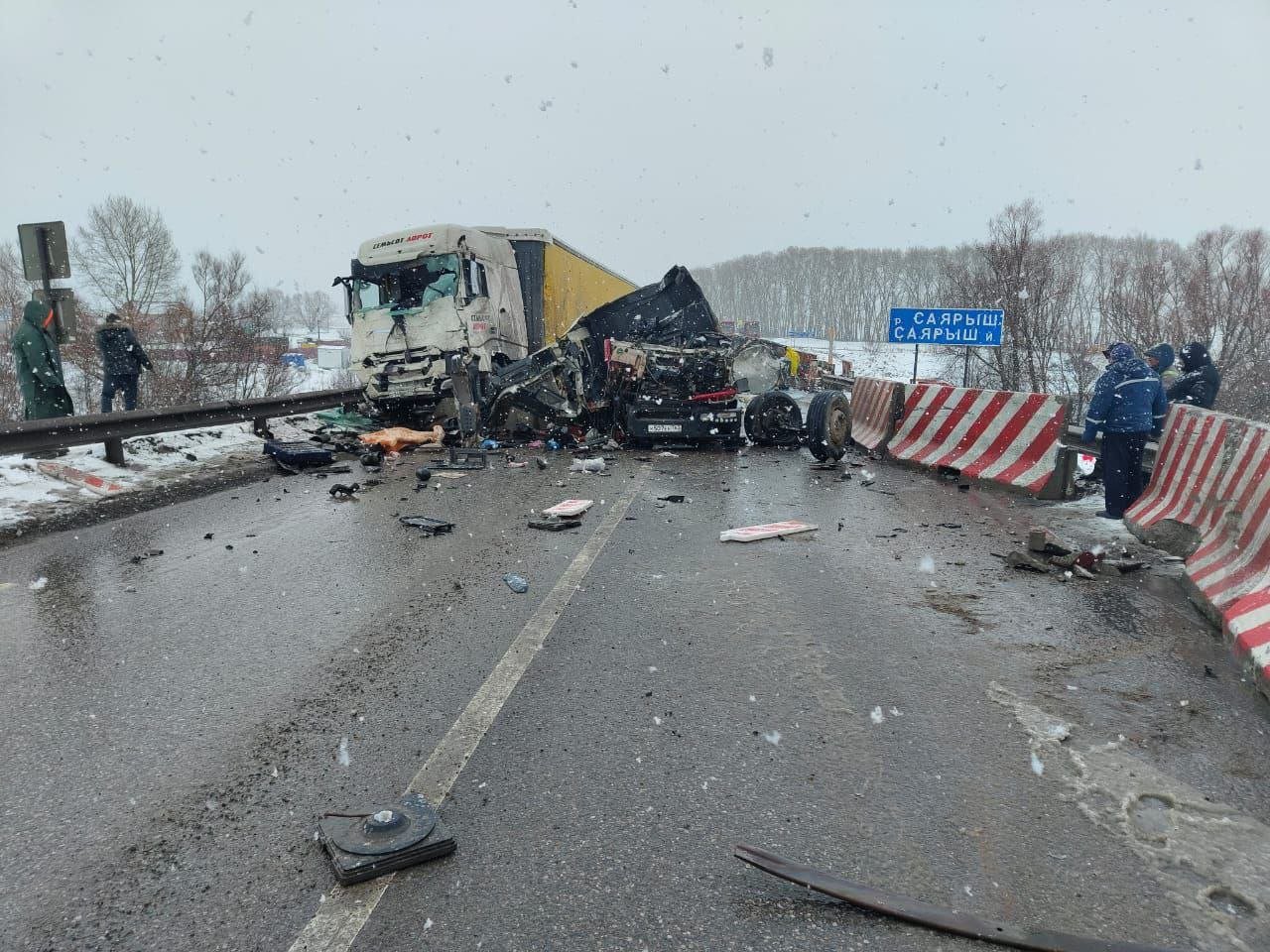 В Башкортостане на трассе Р-240 Уфа-Оренбург, подъезд к М-12 "Восток" км 66+000   н.п. Чирша- Тартыш  16 марта 2025 года введено прекращение движения для всех типов транспортных средств в связи с дорожно-транспортным происшествием.  Причины ДТП выясняются.   Объездные пути только для легковых автомобилей через н.п. Чирша-Тартыш.  Напомним, на данном участке дороги выполняется ремонт моста. Движение реверсивное и регулируется светофором.   О запуске движения сообщим дополнительно.