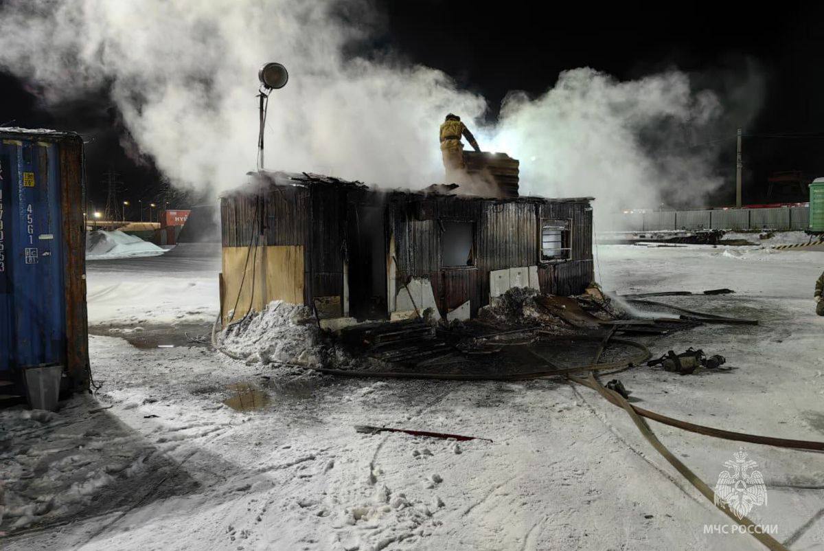 В сгоревшем сторожевом вагончике в Тынде нашли погибшего мужчину Тело 52 летнего амурчанина обнаружили специалисты МЧС на месте пожара Они тушили сторожевой вагончик на улице Чкалова ampravda