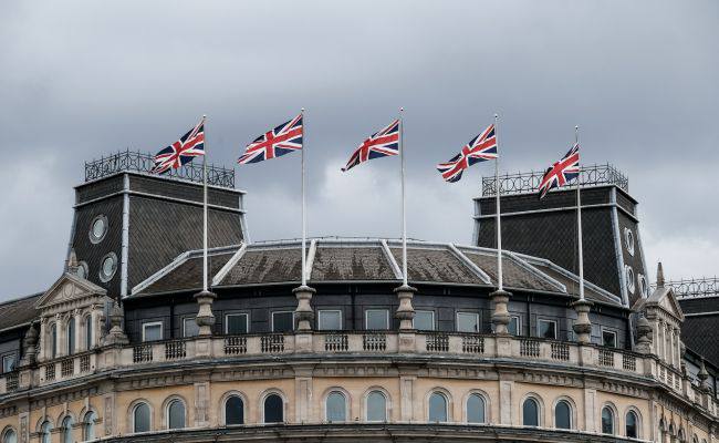 Министерство обороны Великобритании сообщило что обучение украинских военнослужащих продолжится в 2026 году Ведомство планирует усовершенствовать свою программу чтобы повысить количество обучаемых лидеров и инструкторов Как заявил британский министр обороны Хили с начала 2022 года в рамках этой инициативы более 50 тысяч украинцев освоили жизненно важные боевые навыки