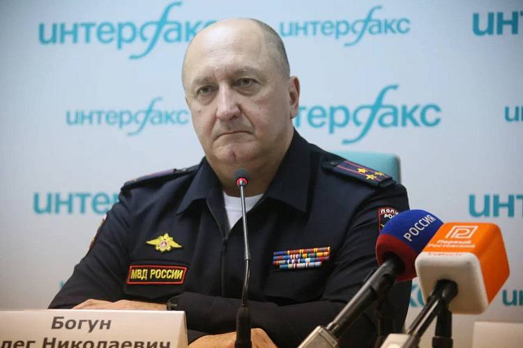 Олег Богун официально сложил полномочия главы областной ГИБДД Полковник полиции Олег Богун официально покинул должность начальника ГАИ Ростовской области По информации источников в силовых структурах он уже передал дела и попрощался с коллективом Сообщает donland ru Как стало известно Олег Богун займет аналогичный пост в соседнем регионе он возглавит Управление Госавтоинспекции Краснодарского края На этой должности он сменит Олега Агаркова Отмечается что позиция руководителя кубанской Госавтоинспекции является генеральской Подпишись на 1Rnd в МАХ Написать в редакцию