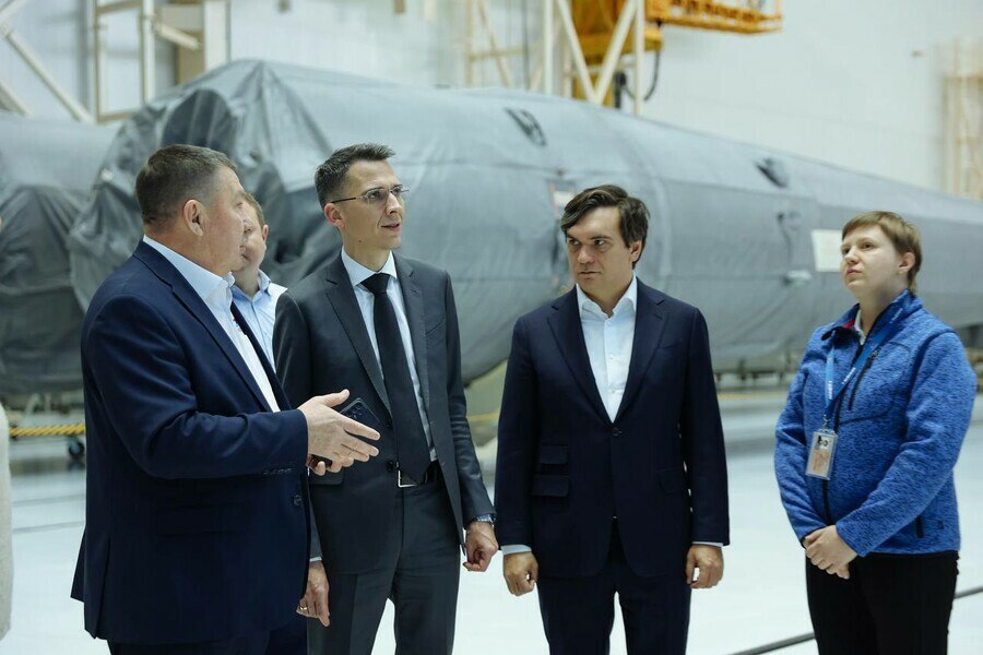 В Приамурье обсудили каким будет международный кампус в Благовещенске Заместитель министра науки и высшего образования РФ Андрей Омельчук приехал в Приамурье Он побывал на космодроме Восточный познакомился с крупнейшим газохимическим комплексом ходом строительства трансграничной канатной дороги работой международного транспортно логистического комплекса и международного моста через Амур а также принял участие в стратегической сессии по обсуждению проекта международного кампуса в Амурском госуниверситете Подробнее здесь