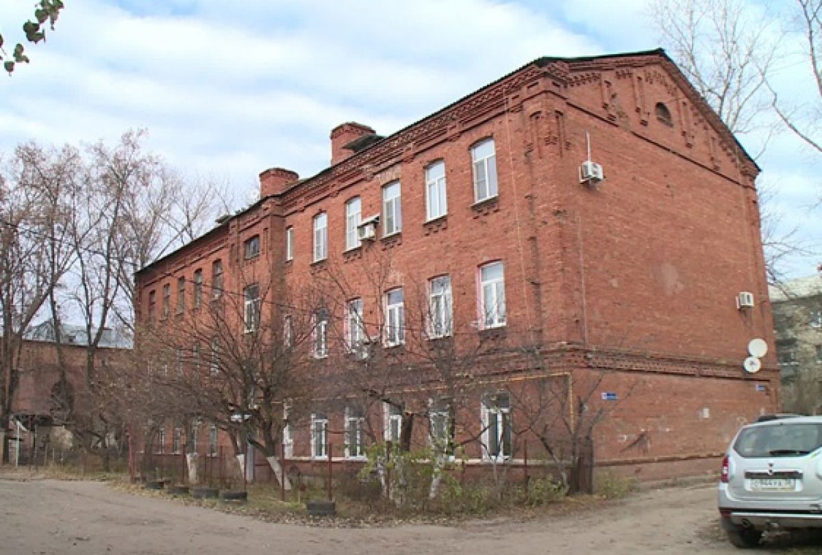 Крышу исторического памятника ансамбля бывшего военного городка в Воронеже отремонтируют до сентября 2025 года     Управление по охране объектов культурного наследия Воронежской области выдало разрешение на ремонт крыши жилого дома для офицеров Чижовской слободы, входящего в «Ансамбль жилых домов для офицеров Романовской слободы»  ул. Краснознаменная, 119 .  ↗  Прислать новость   Подписаться