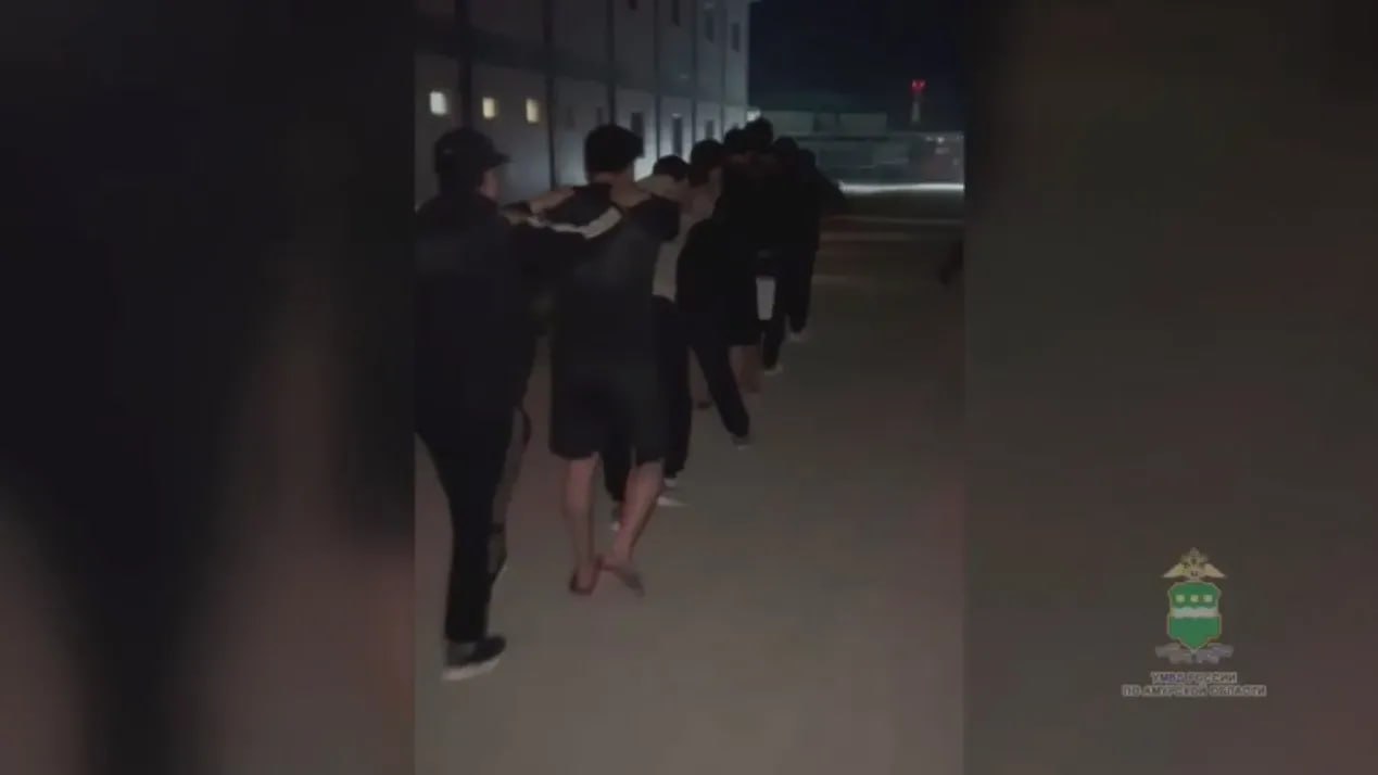 11 мигрантов арестованы за массовую драку в городе Свободном В городе Свободном арестовали 11 иностранцев, совершивших мелкое хулиганство. На граждан Узбекистана были заведены дела об административных правонарушениях по ч. 1 ст. 20.1 КоАП РФ. Все мужчины были задержаны за потасовку, которые они устроили на школьном стадионе. Инцидент произошел 25 мая. "Свободненский городской суд назначил виновным административный арест: двоим - на 12 суток, остальным - на 14 суток", - сообщает пресс-служба судов Амурской области. Ранее глава Следственного комитета Александр Бастрыкин поручил возбудить уголовное дело по факту массовой драки. Напомним, она случилась во время футбольного матча. Известно об одном пострадавшем - это 27-летний иностранец. ТЕЛЕПОРТ.РФ – здесь все об Амурской области Написать нам