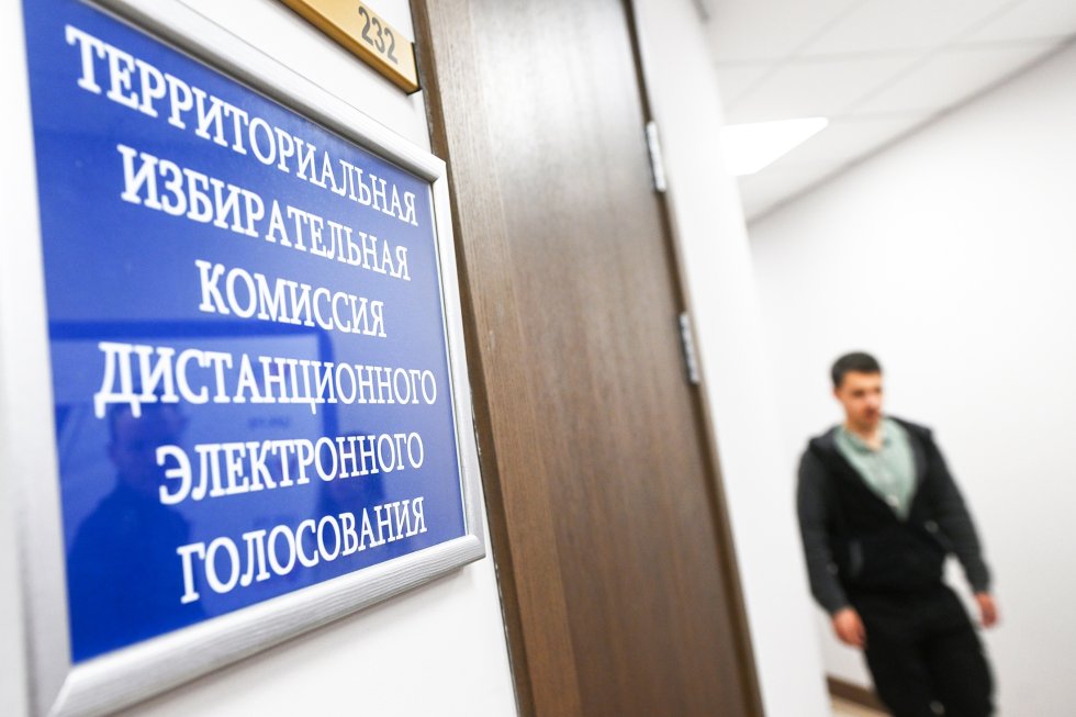 С понедельника, 28 июля, на федеральной платформе vybory.gov.ru начали принимать заявки на участие в дистанционном электронном голосовании, которое пройдет в рамках Единого дня голосования в 24 регионах. Фото: Кирилл Каллиников / РИА Новости