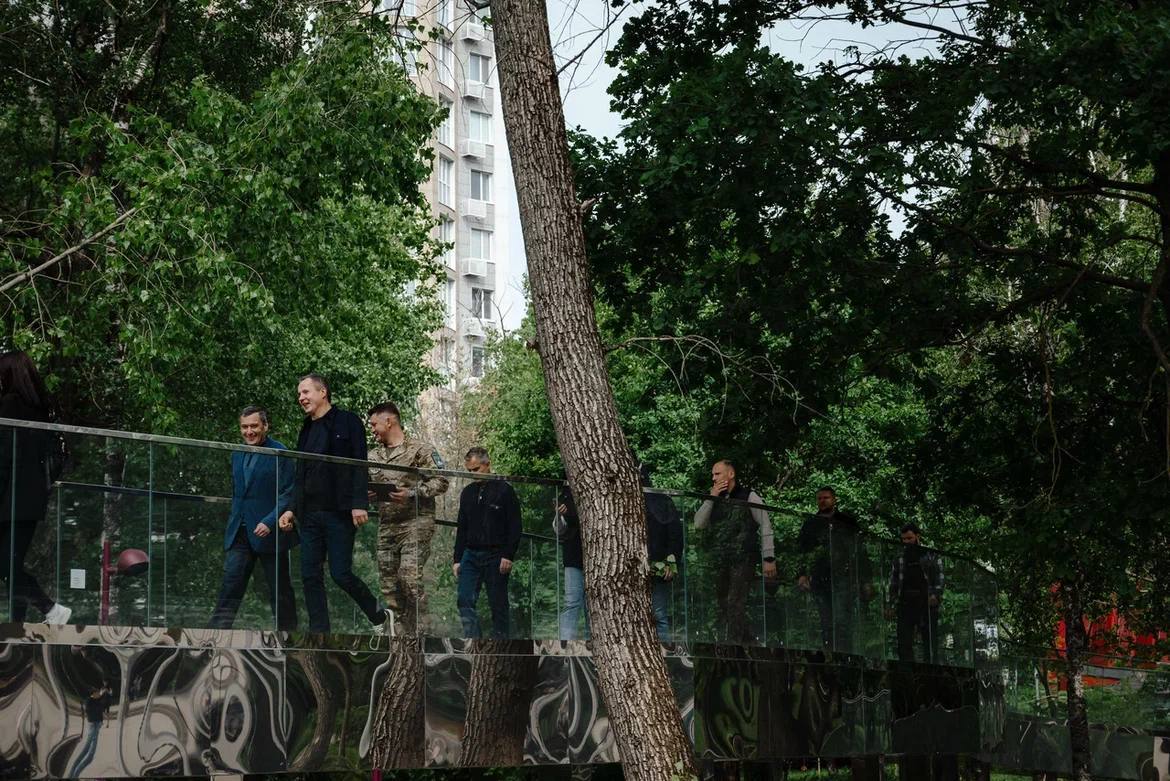 Александра Хинштейна впечатлило благоустройство Белгорода Врио губернатора вместе с командой Правительства Курской области посетил Белгород 17 мая. Там он встретился с белгородским губернатором Вячеславом Гладковым. Вместе они осмотрели улицы, зелёные пространства, оценили качество благоустройства. Первой точкой стал Центральный парк имени Ленина. Он разделён зоны: веранды, игровые площадки, летний кинотеатр; чтобы и дети, и взрослые могли найти себе занятие по душе. - Видно, что здесь думают о каждом жителе, - подчеркнул Александр Хинштейн. Также побывали на улице 50-летия Белгородской области с мемориалом в память о погибших при обстрелах жителях, в Парке Победы и на набережной, на территории «Белого квартала». - У белгородцев есть чему поучиться, - отметил Александр Хинштейн. Многие пространства и арт-объекты создавались с нуля. Врио губернатора добавил, что этот опыт стоит перенять и использовать в Курской области. Фото из телеграм-канала Александра Хинштейна Сейм Курская область