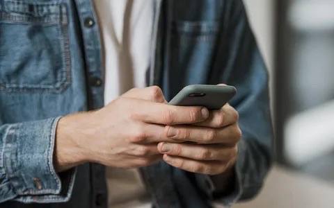 Аферисты придумали новую схему с совместной закупкой продуктов Мошенники создают чаты в мессенджерах и предлагают купить продукты по низким ценам напрямую у поставщиков Просят перевести предоплату а после просто исчезают и перестают выходить на связь Кубанские Новости Мы в MAX